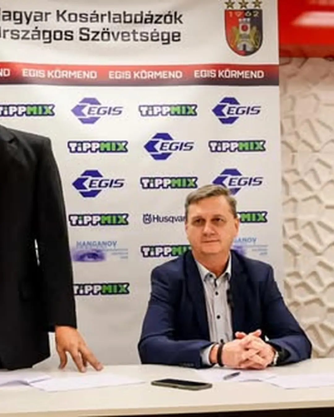 Az Egis Körmend 2024. október 20. dátumú Facebook-bejegyzésének képe: Tíz éve együtt – továbbra is az Egis Gyógyszergyár Zrt. a körmendi kosárlabdacsapat névadó partnere